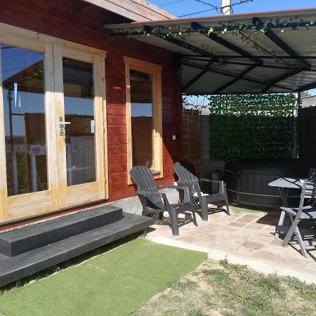 Charmant Chalet Pour 2 Personnes Spa Prive Massillargues-Attuech Luaran gambar