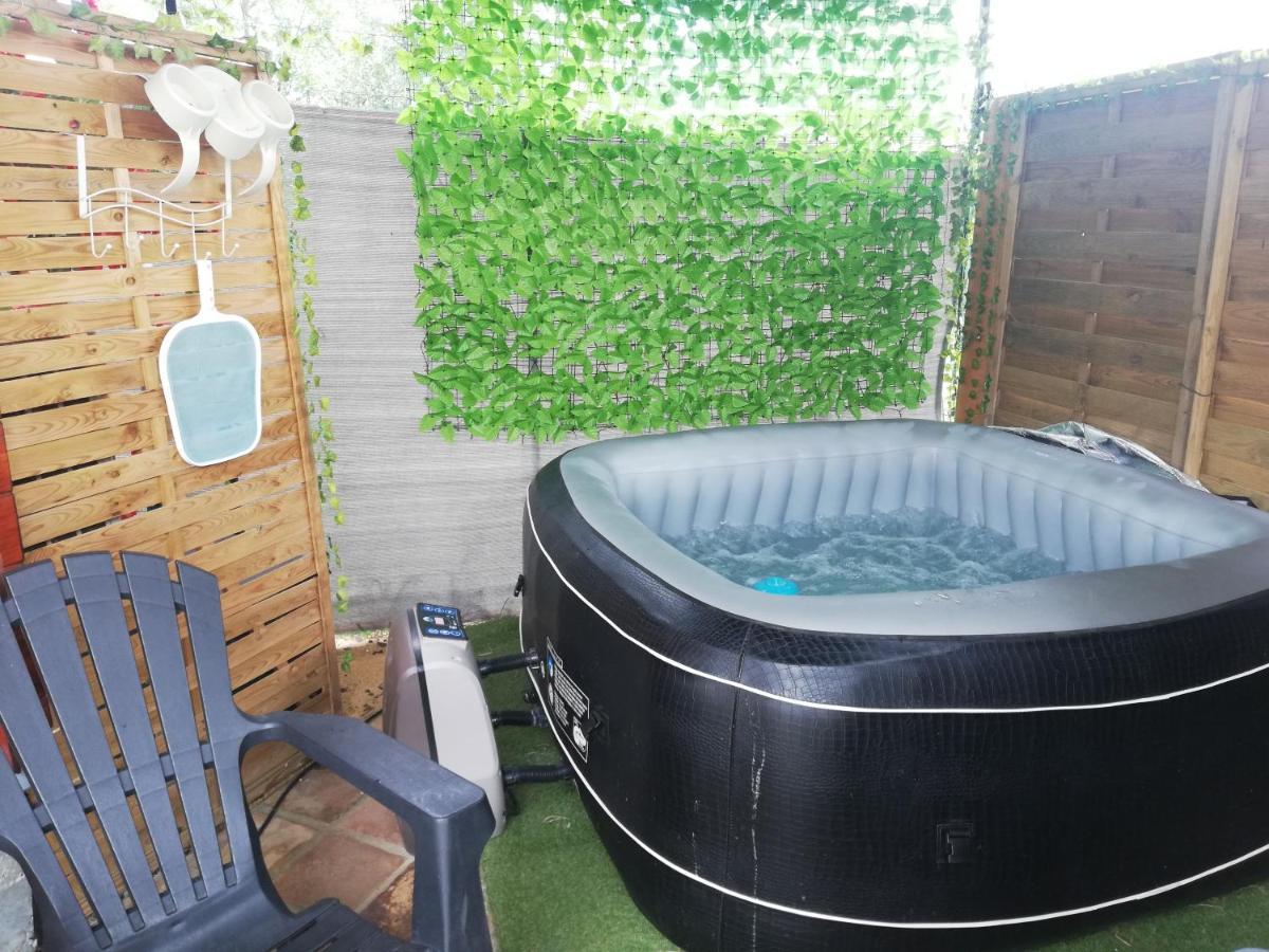 Charmant Chalet Pour 2 Personnes Spa Prive Massillargues-Attuech Luaran gambar